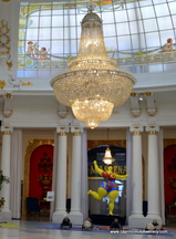 Niki de St Phalle fat lady and Bacarrat chandelier at Le Negresco - coexistence