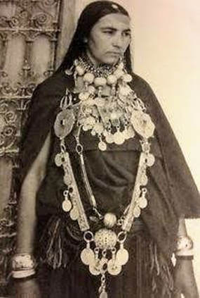 Moroccan woman wearing a Tagemout